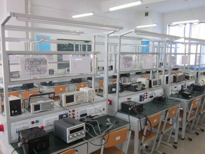 電氣工程系實(shí)訓(xùn)與技術(shù)開發(fā) 點(diǎn)亮未來的實(shí)踐探索